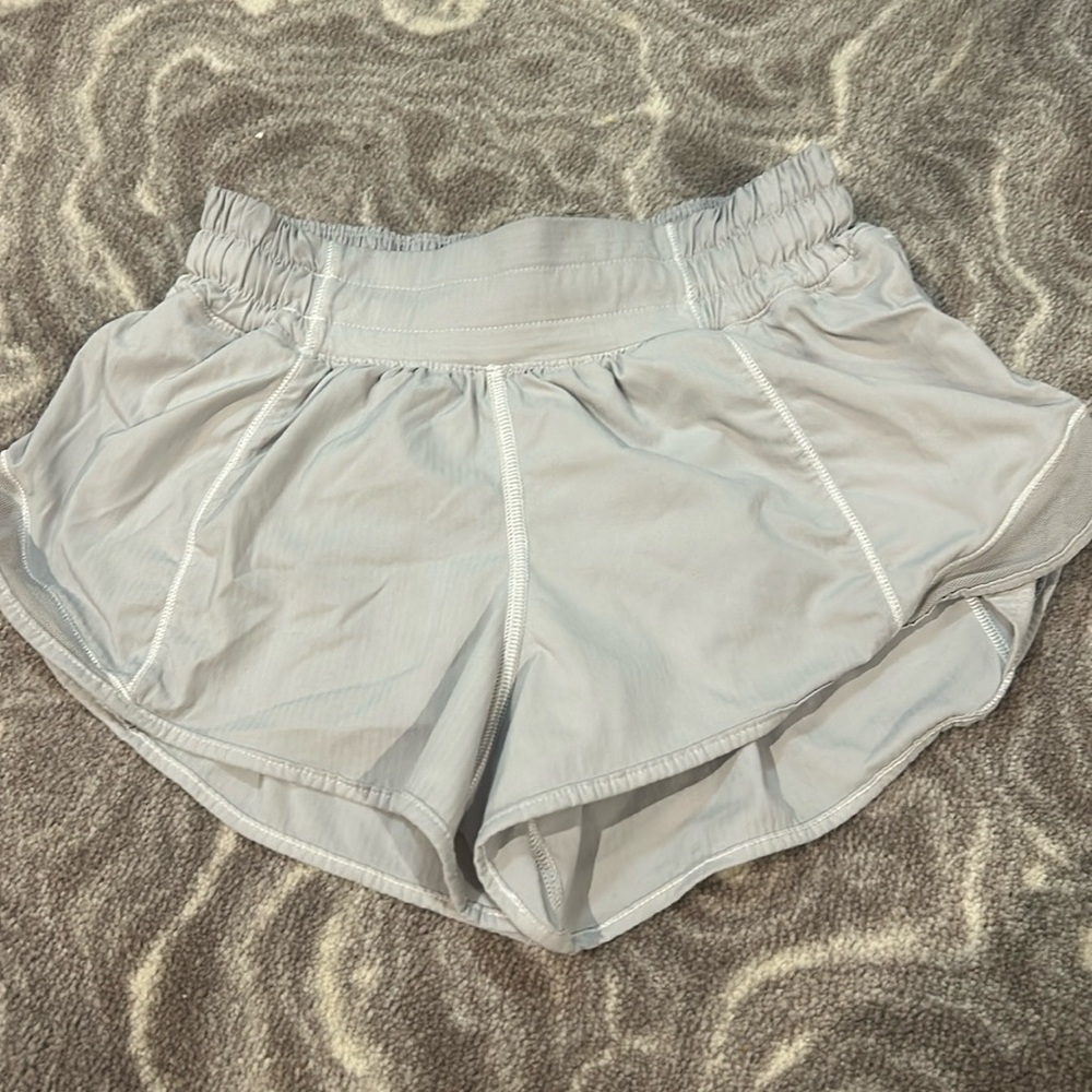 !! Lululemon White Hotty Hot shorts 2.5” inseam, size : 2 !!